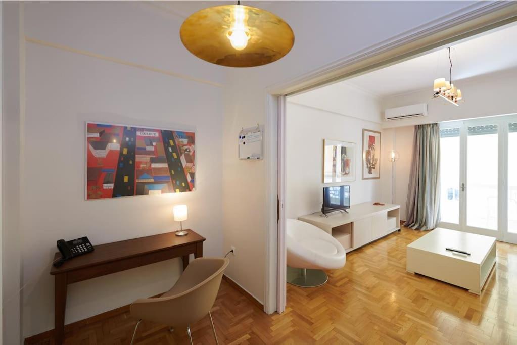 Apartment In The Heart Of The City Атина Екстериор снимка