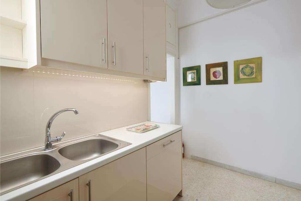 Apartment In The Heart Of The City Атина Екстериор снимка